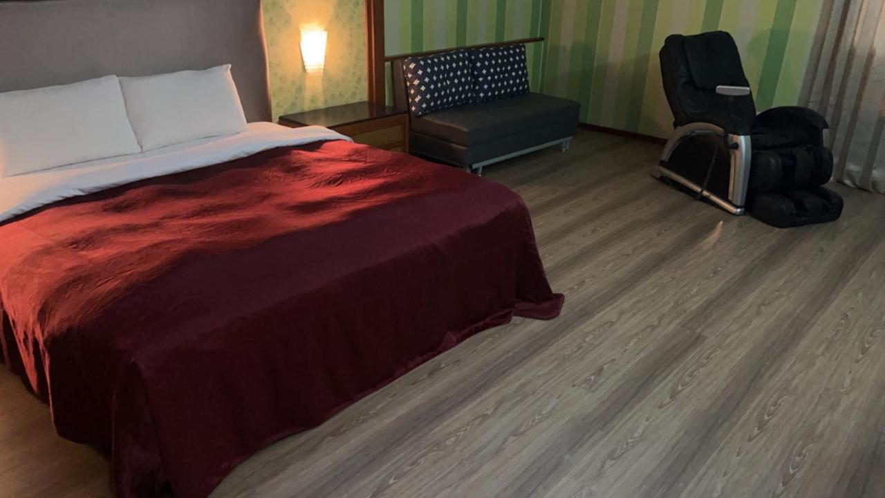 Hua Xiang Motel - Fengshan Kaohsiung Luaran gambar