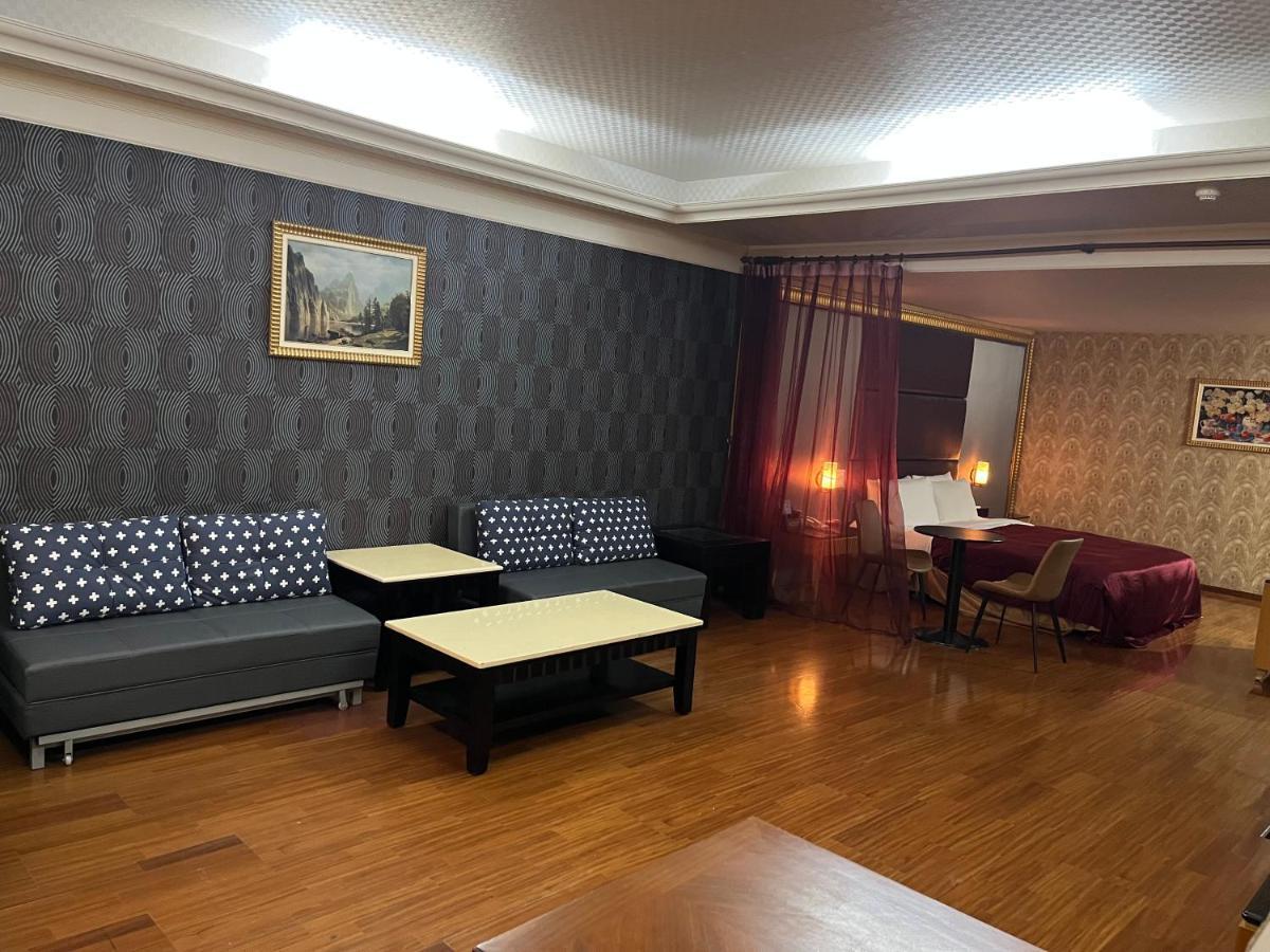 Hua Xiang Motel - Fengshan Kaohsiung Luaran gambar