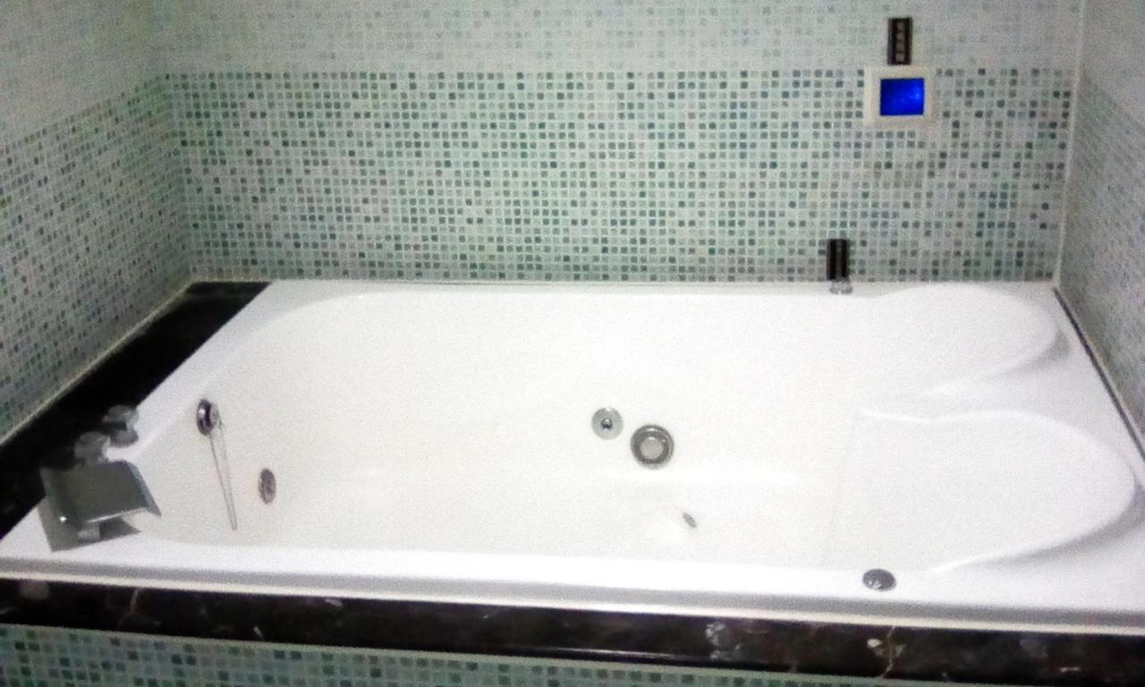 Hua Xiang Motel - Fengshan Kaohsiung Luaran gambar